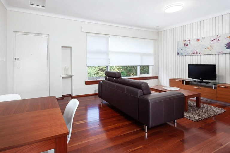 Others 5, Renovated 2 Bed 1 Bath Apartment Premium Location, Melville