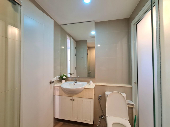 Bathroom, Aster room Plus @The Blu X condo B, Muang Chon Buri