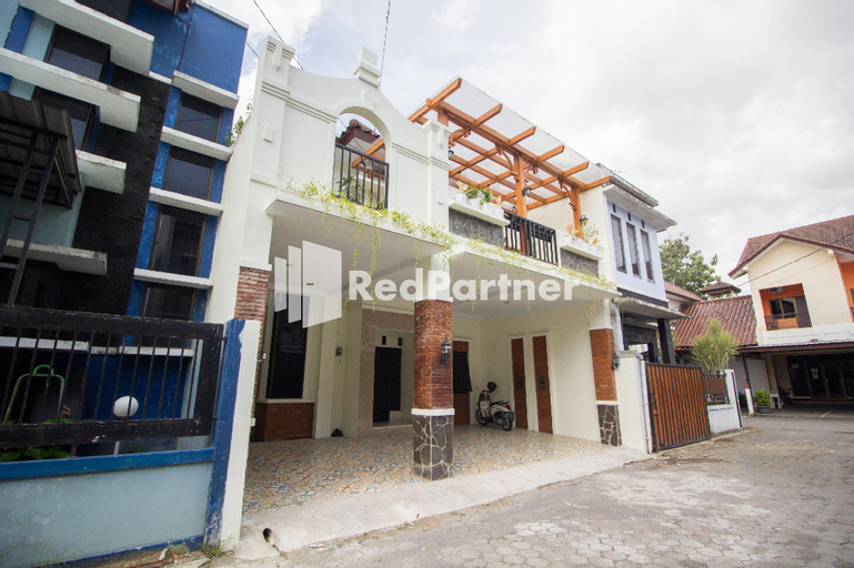 Exterior & Views 1, Balmoral House Mitra RedDoorz near Ambarukmo Plaza Mall Yogyakarta, Yogyakarta