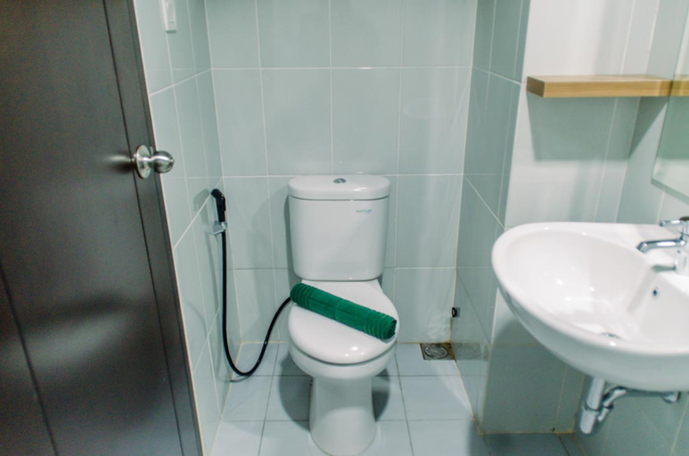 Bathroom 5, Warm and Comfort Studio at Casa de Parco Apartment By Travelio, Tangerang