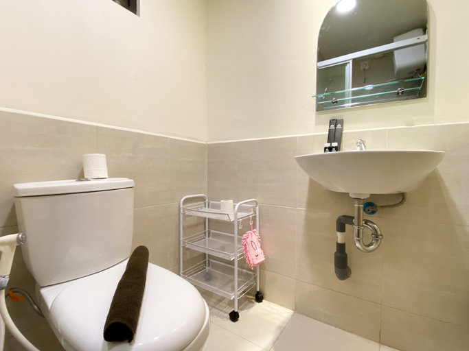 Bathroom 5, Comfortable Design 2BR with Working Space Apartment at Meikarta By Travelio, Cikarang