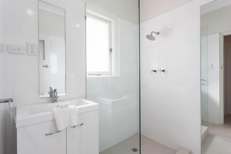 Bedroom 2, Renovated 2 Bed 1 Bath Apartment Premium Location, Melville