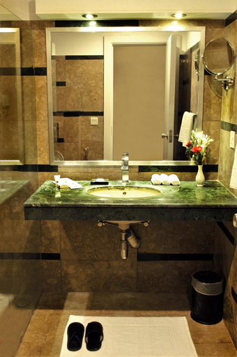 Bathroom, West Inn Hotel Faisalabad, Faisalabad