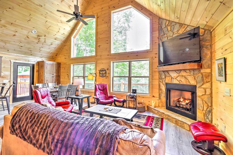Bedroom 1, Murphy Mtn Retreat: Wraparound Deck & Hot Tub, Cherokee
