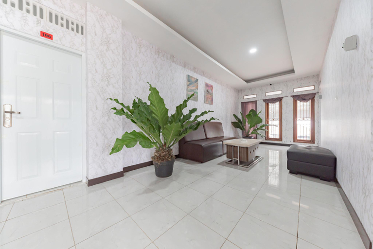 Public Area 3, RedDoorz Syariah Plus near Tugu Bubur Ayam Cianjur, Cianjur