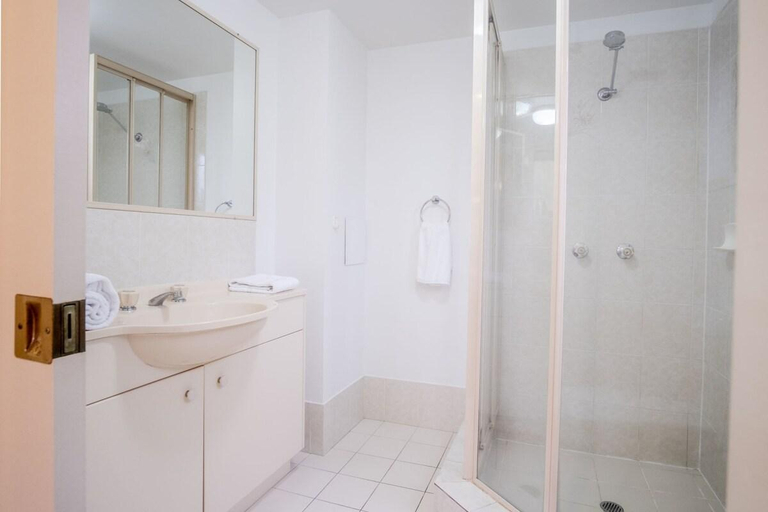 Bathroom 2, Spacious Apartment, Walk To Kings Beach, Caloundra - Caloundra S.