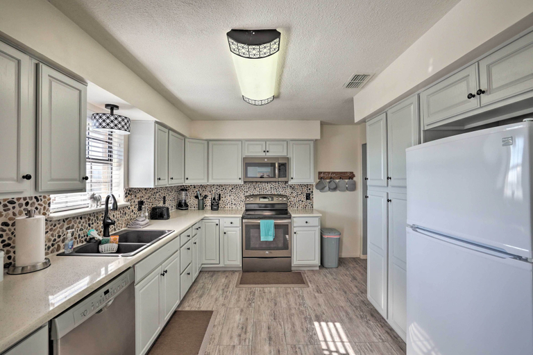 Others 5, Modern Family Home w/ Pool & Patio!, Denton