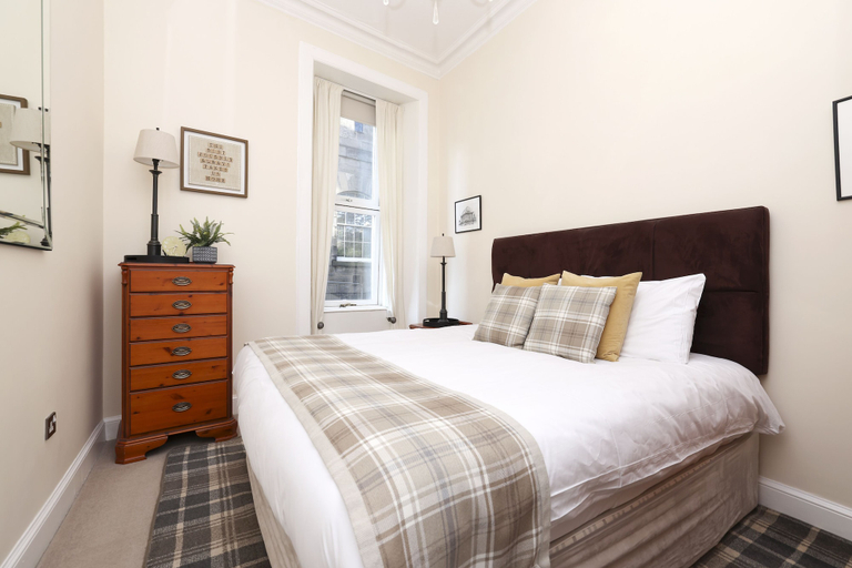 Bedroom 3, JOIVY Stunning Ground-floor 2bedrm New Town Apt, Edinburgh