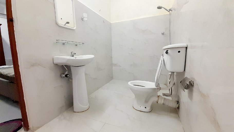 Bathroom 3, Sajana Grand Metro Hotel, Thimbirigasyaya
