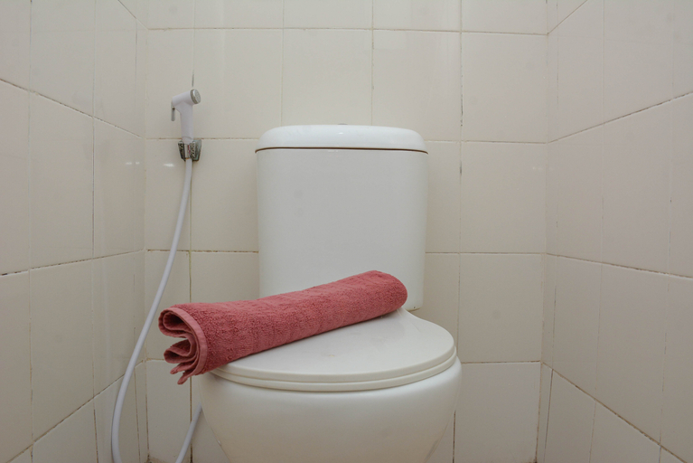 Bathroom 5, Nice and Warm 1BR at Pancoran Riverside Apartment By Travelio, Jakarta Selatan