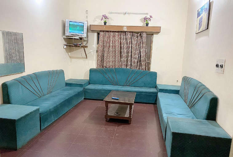 Public Area, Pitambra Vishranti Grah, Datia