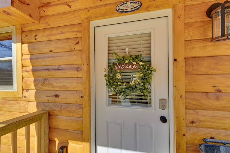 Exterior & Views 2, Riverside Beattyville Cabin w/ Kayaks & Fire Pit!, Lee