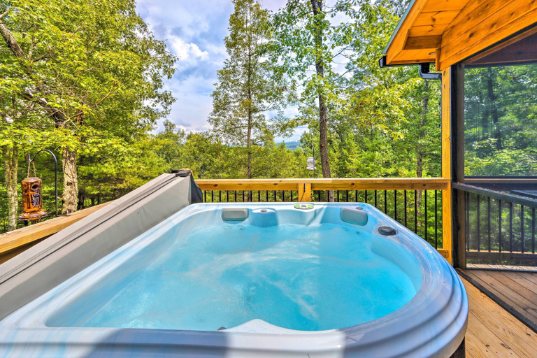 Sport & Beauty, Murphy Mtn Retreat: Wraparound Deck & Hot Tub, Cherokee