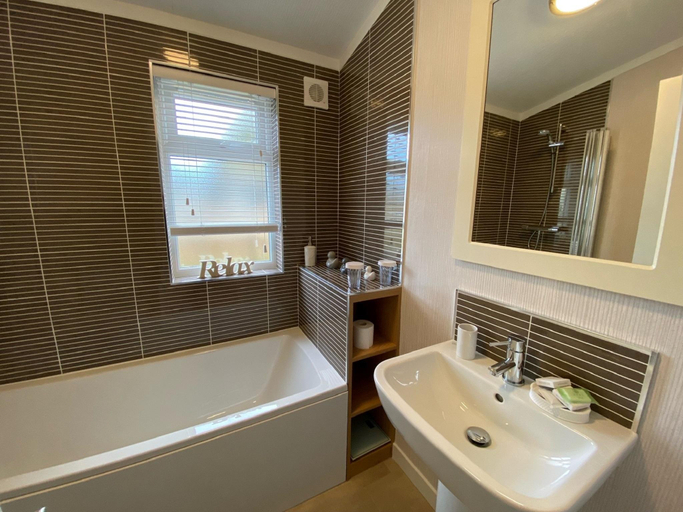 Bathroom 2, Hollicarrs - Pinewood Lodge, North Yorkshire