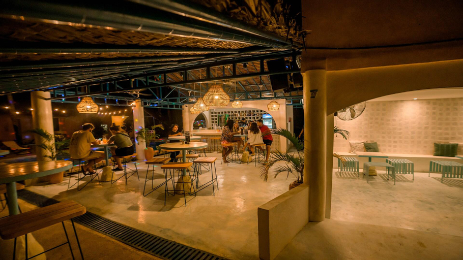 Food & Drinks 5, Mad Monkey Panglao, Danao