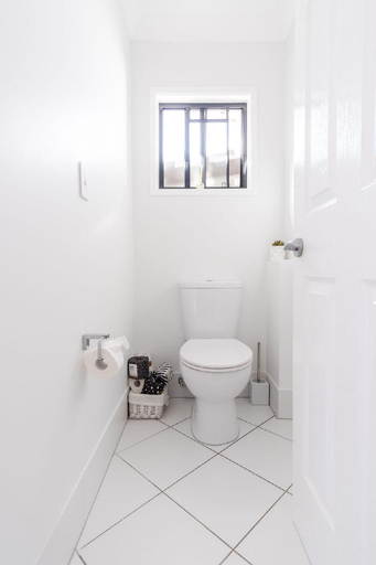 Bathroom 2, Kings Beach Home with Pool Putt Putt, Caloundra - Caloundra S.