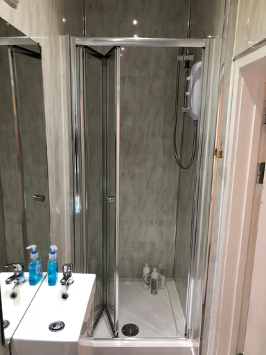 Bathroom 3, Handpost Lodge, Newport
