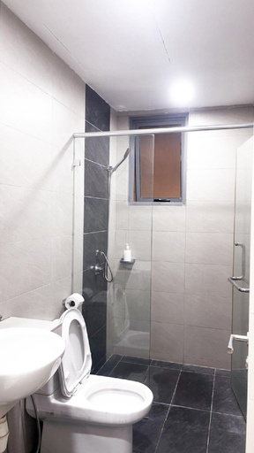 Bathroom, IMAGO Mall -3 Bedroom partial SEAVIEW(9+1 PAX)(ET), Kota Kinabalu
