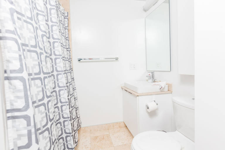 Bathroom 3, Applewood Suites - 3 Bed Waterfront Area, Toronto