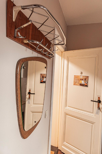Others 5, A3)Big &Cozy Vintage Mezzanine 1-Bedroom Apt for 5, Bruxelles