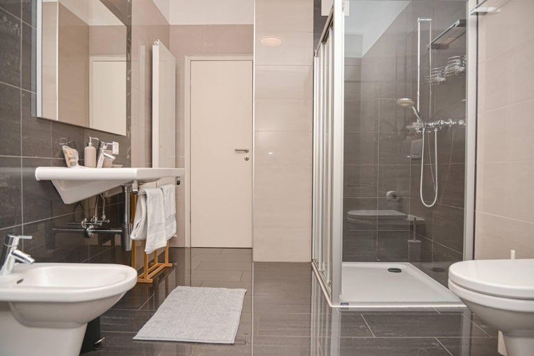 Bathroom 3, New Central Plaza Apartment 1, Lugano