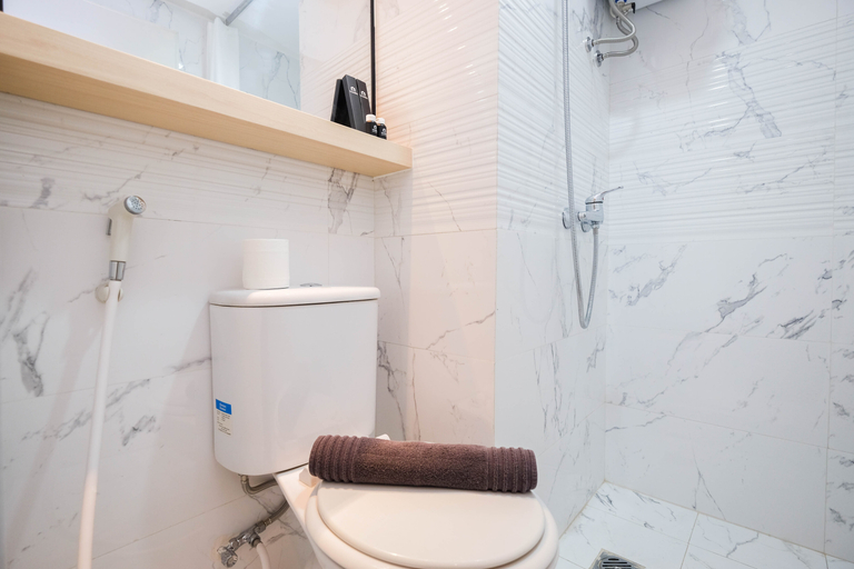 Bathroom 3, Cozy Living and Stylish 2BR Podomoro Golf View Apartment By Travelio, Bogor