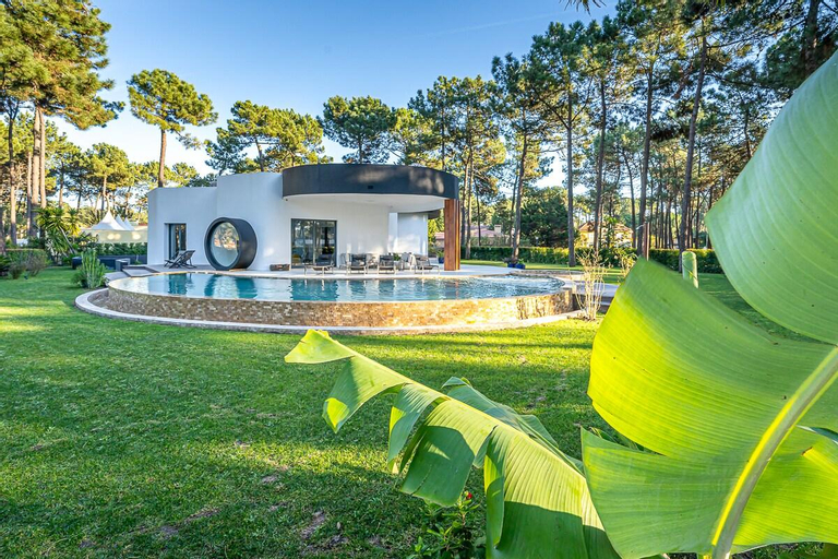 Pool & Golf 5BR Villa in Aroeira, Almada