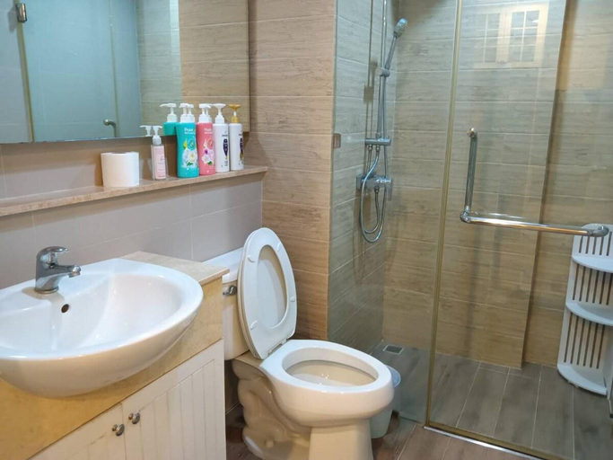 Bathroom 2, Fluffy bed and seaview @Bangsaen, Muang Chon Buri
