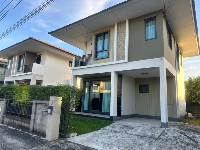 Charming Retreat home with pool minutes to airport, Bang Plee