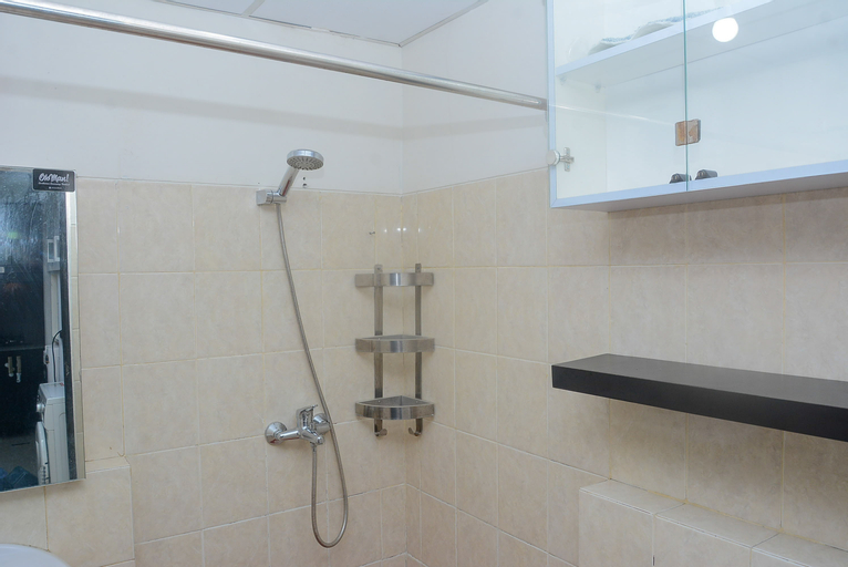 Bedroom 5, Elegant and Comfy 1BR at The Wave Apartment By Travelio, South Jakarta