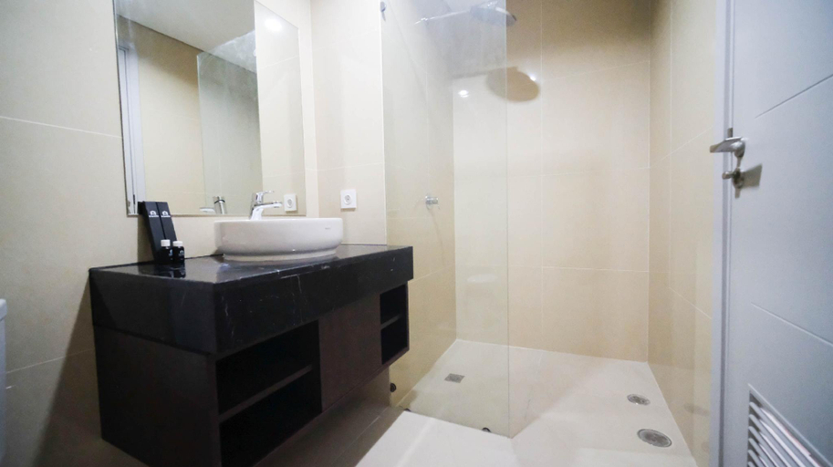 Bathroom 2, Tidy 2BR at Grand Sungkono Lagoon By Travelio, Surabaya