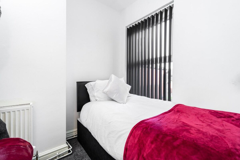 Others 2, Spacious 2 bed house with free on street parking, Sandwell