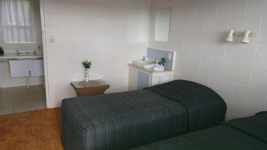 Bedroom 2, Redwood Lodge Motel, Horowhenua