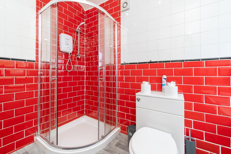 Others 3, Spacious 2 bed house with free on street parking, Sandwell