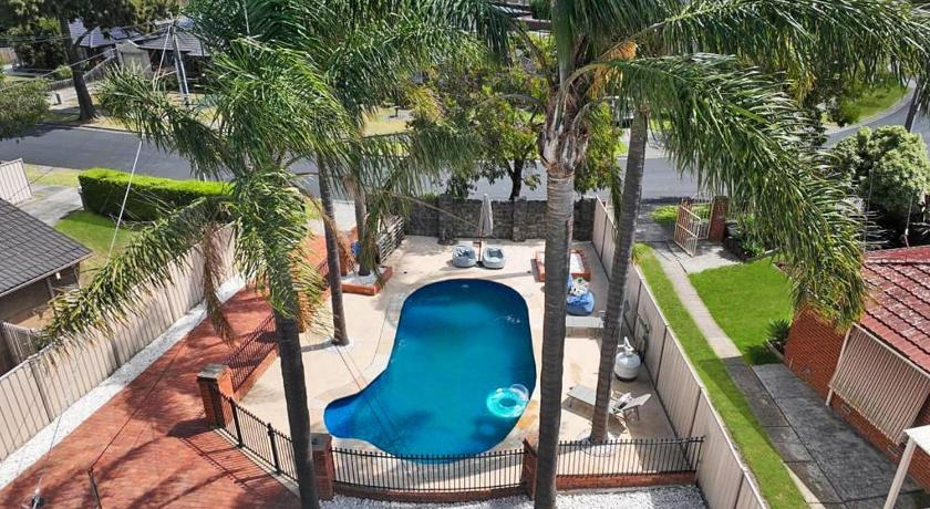 Sport & Beauty, Evies White House Oasis I Pool & Close to Airport, Hume - Broadmeadows