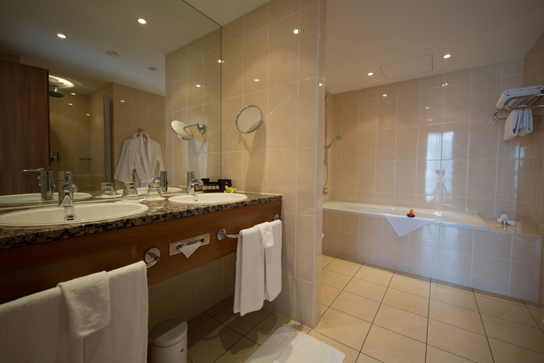 Bathroom 5, Dorint Hotel am Dom Erfurt, Erfurt