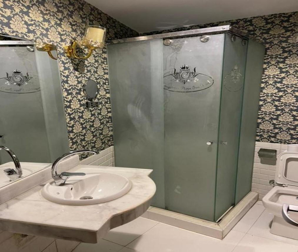 Bathroom 4, Cairo Cosmopolitan Hotel, 'Abdin