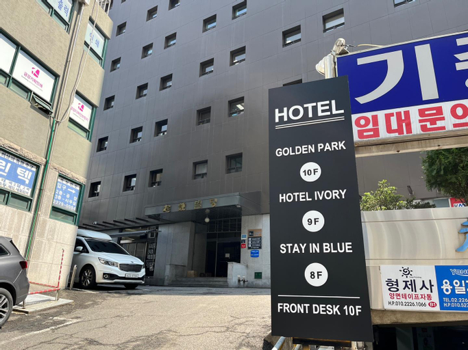 Exterior & Views, Stay in Blue, Jung