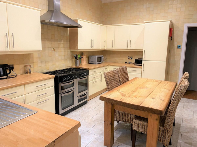 Others 4, Villa with Park Views close to Liverpool Centre, Sefton