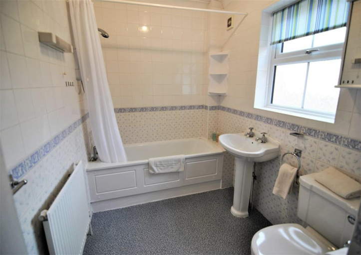 Bathroom, Garfield House 8, Slough
