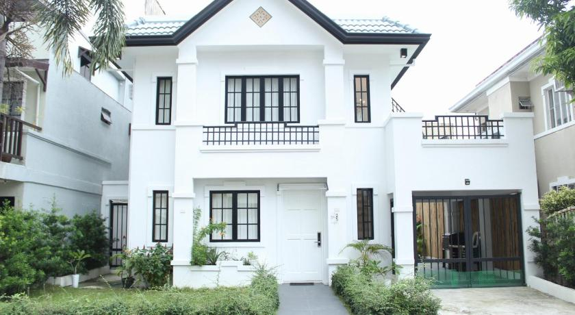 Exclusive Luxury Modern Home near Robinson's Place, Las Piñas