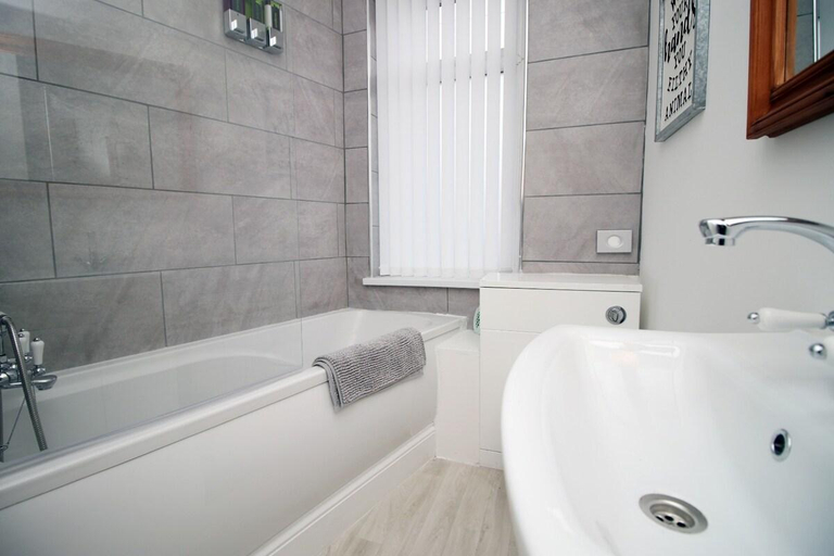 Bathroom 2, Goodrich Mews, Newport