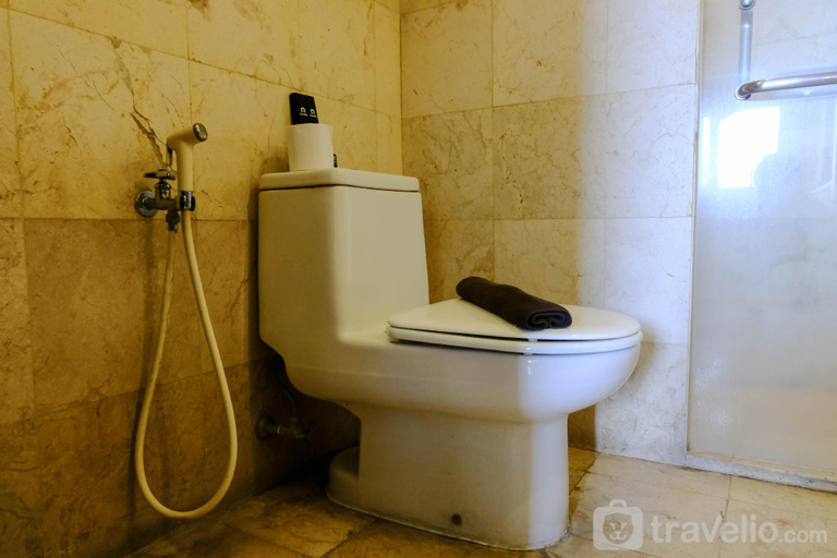 Bathroom 4, Spacious 3BR Braga City Walk Apartment By Travelio, Bandung