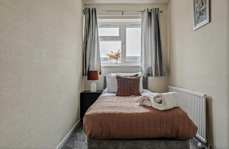 Bedroom 2, Outstanding 4 Bedroom House, Northamptonshire