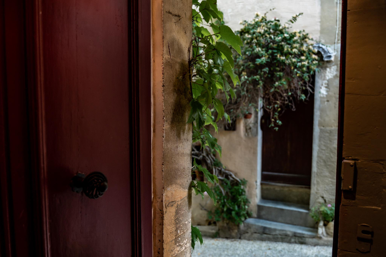 Others 2, LES REMPARTS - Venasque, Vaucluse