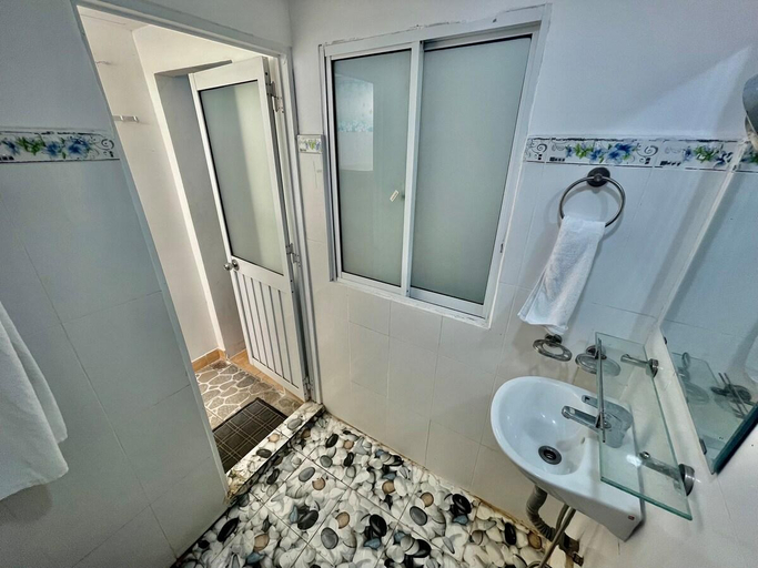 Bathroom 2, Affordable Room in midtown close to Pullman hotel, District 1
