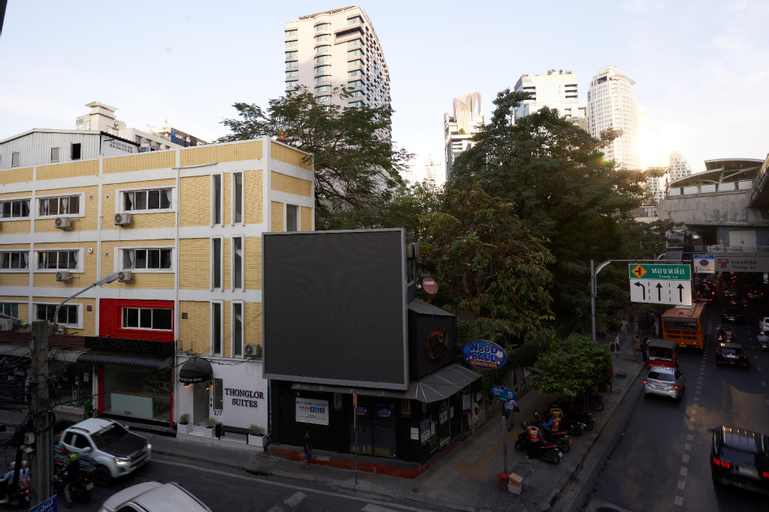 Exterior & Views 13