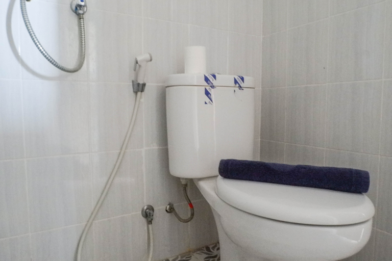 Bathroom 5, Lavish Studio Room at Puncak CBD Apartment By Travelio, Surabaya