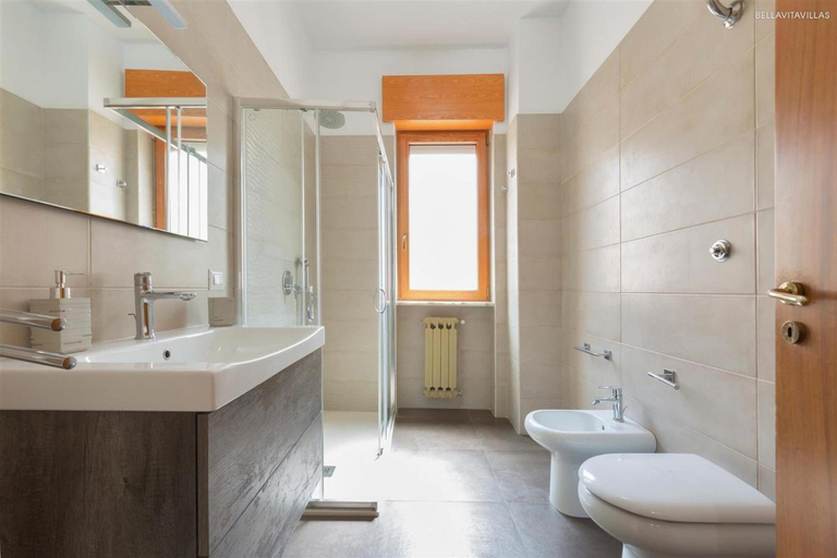Bathroom 3, Appartamento Bludamare by BarbarHouse, Lecce