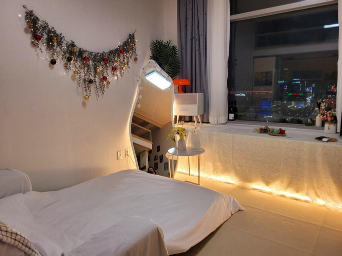 PARTY: 1 minute from Bucheon City Hall Station, Duplex for 4 people, check-in at 6 PM, high-rise city view, sentimental restaurant, party for friends and lovers, Gyeyang